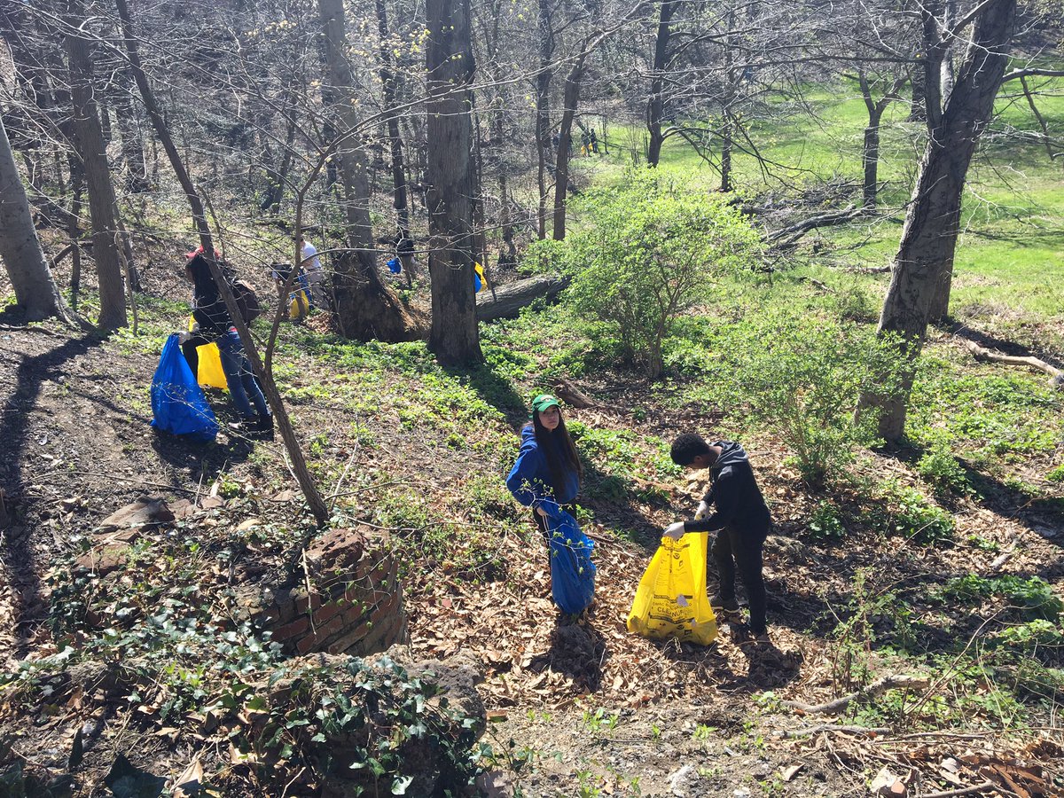sadyeevnen's tweet photo. @ssw_cydc students picking up trash with @LoveRockCreek #ChargeUpDC @CityYearDC https://t.co/W4lFXm0qx7