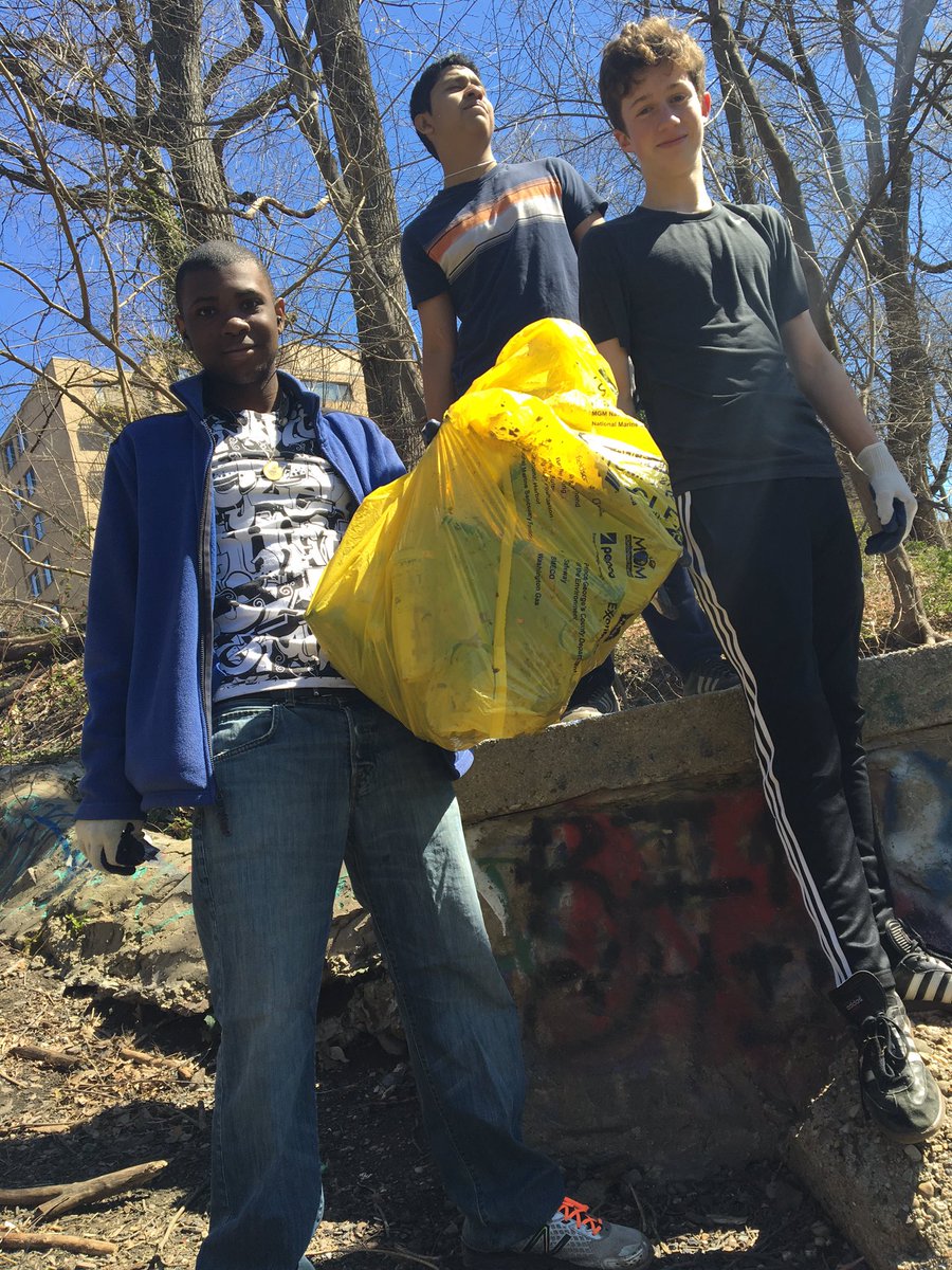 sadyeevnen's tweet photo. @ssw_cydc students picking up trash with @LoveRockCreek #ChargeUpDC @CityYearDC https://t.co/W4lFXm0qx7