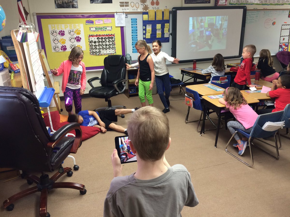 Hansen2ndGrade's tweet image. Filming our iMovie!!! #SetChange #GreatActors #WeHeartFairyTales