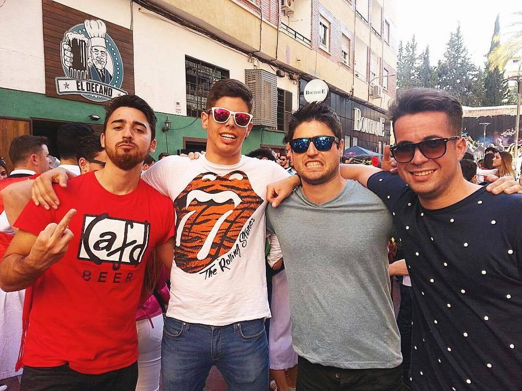 AlbertoGracia7's tweet photo. Bandidos en el bando. 💪🏽🔫💃🏽🔝 #today #murcia #bandodelahuerta #2016 #tuesday #party #friends #machacas #brothers #fa… https://t.co/ashsUr65wA