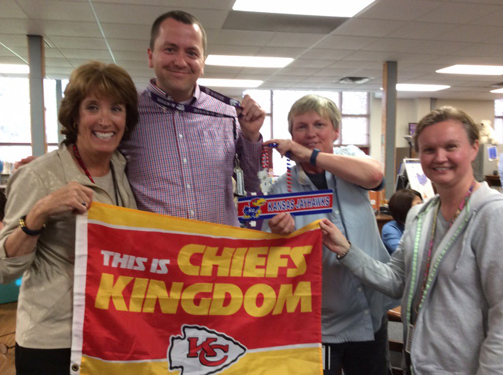 Newbold3rd's tweet photo. 3rd grade celebrates with KS teacher of the year nominee with all of his favorite things. #team512  @theSMSD https://t.co/OMg4m8mGFY