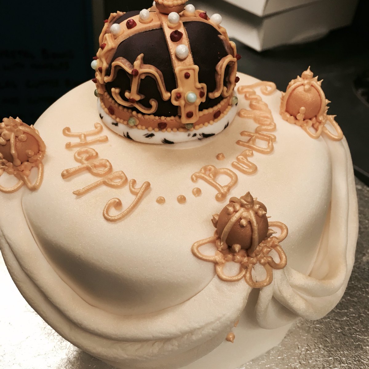 _Keungz_NFT's tweet photo. ....preparations are coming along well for the royal celebration cake by @TraffordCollege students  #Queenat90 https://t.co/sX0nwWAn7F
