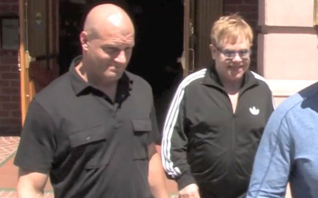 Betzarula's tweet photo. Ex guardaespaldas demandó a EltonJohn uno de los músicos más cotizados del mundo por acoso sexual y agresión https://t.co/McaHmiABue