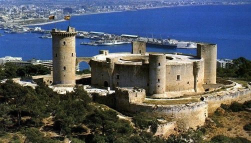 SWMallorca's tweet photo. Bellver Castle is a Gothic style castle on a hill 3 km to the west of the center of Palma on the Island of Majorca https://t.co/Opvlu17Ucp