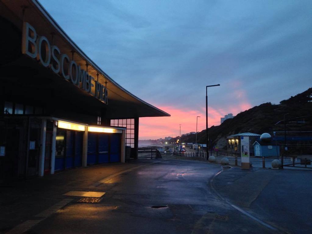 AReadMedia's tweet photo. Red sky at night, shepherd's delight. Boscombe pier.
#nofilterneeded #bournemouth #boscom… https://t.co/rd3JGqGRXs https://t.co/fnCuUtD8wk