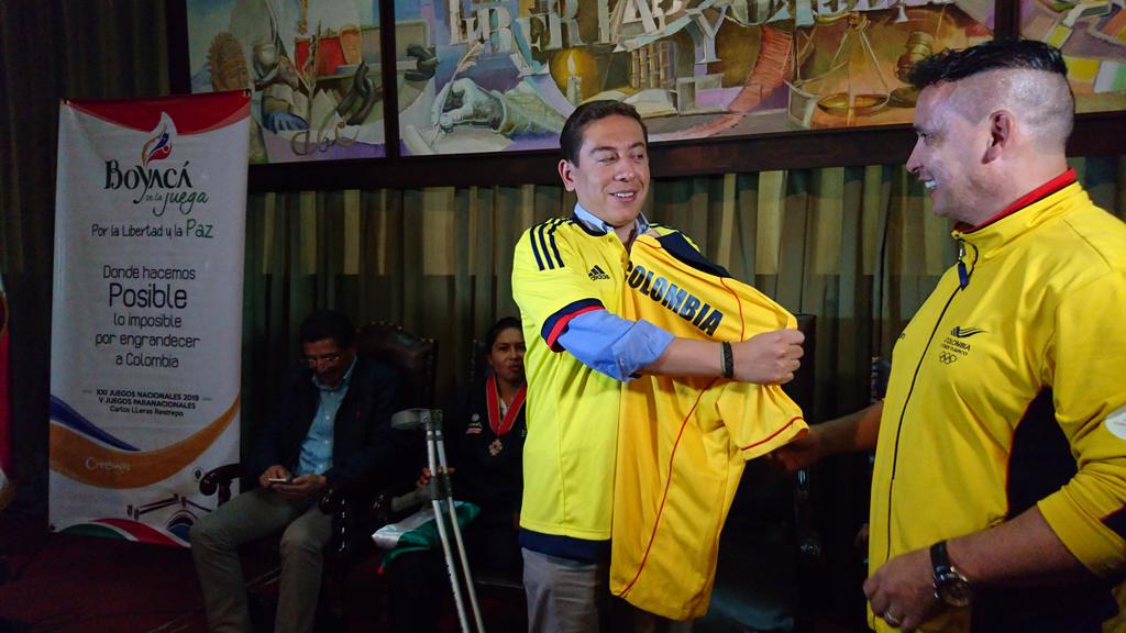 IndeportesBoy's tweet photo. El maestro @foterocito entregó la camiseta del COC al gobernador @CarlosAmayaR al finalizar. #BoyacáSeLaJuega https://t.co/yq4HoinX3N