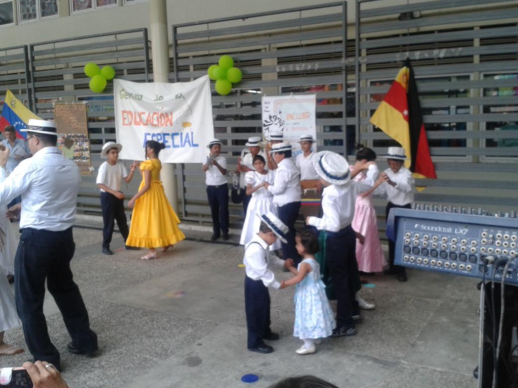rufes1969's tweet photo. Acto cultural Semana de la Educación Especial @carlaguerra5 @deyanirasofia https://t.co/m8Zoaf2LQg