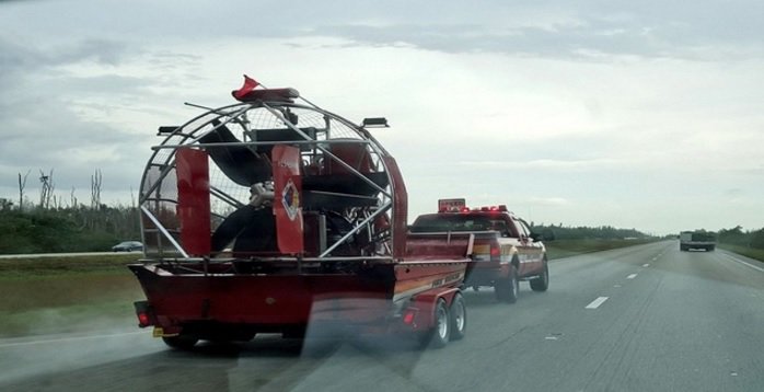 Boat struck by lightning in Everglades, 3 men needing rescue bit.ly/1RpAAay?utm_me… https://t.co/WenQogScMg