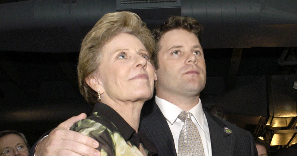 HuffPost's tweet photo. Sean Astin shares touching throwback photo after his mother Patty Duke dies https://t.co/iE2KyDpdkm https://t.co/ex6YLYi37o