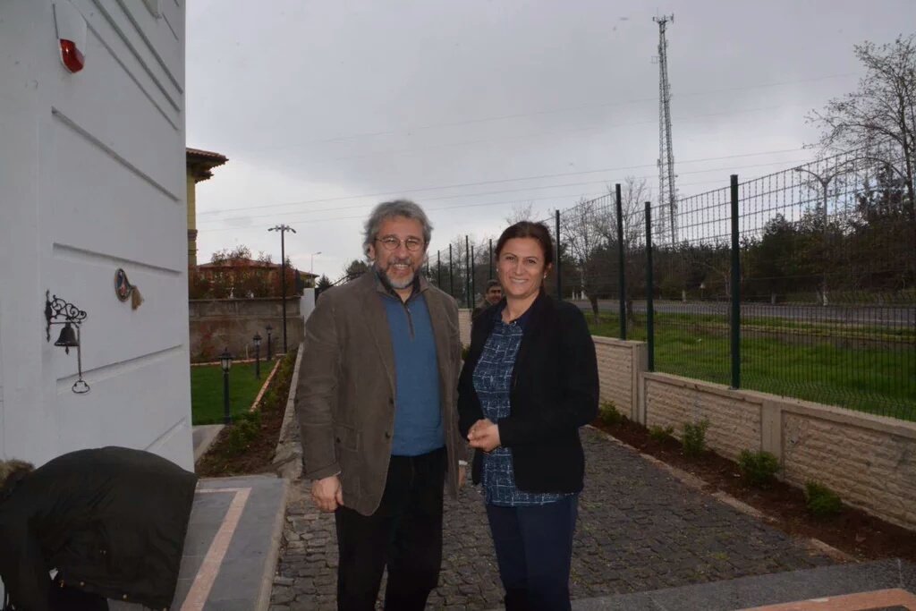 Realistt30's tweet photo. CAN Dündar, AMEDde,

Dündar,
Türkan Elçi'yi ziyaret ettik.
Tahir Elçi'nin barış çabası, 
Bize ışık olsun.... https://t.co/gIYlK5GsoL