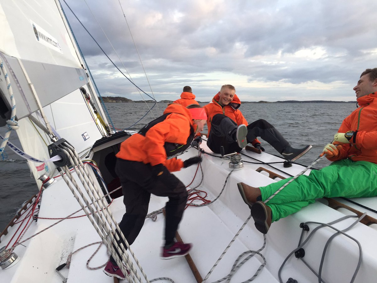 capricemrt's tweet photo. Äntligen är vi igång! Ringrostiga, men överraskade över hur mycket som sitter i ryggraden
#capricemrt #matchracing https://t.co/agGZppoUfY