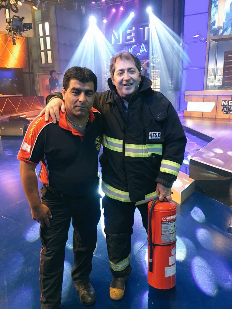 NETTXTV's tweet photo. Gracias al #Cuartel59 #BomberosVoluntarios Florencio Varela #NETXFOX @germanpaoloski @ChatrucJose2 @AppassionatoRes https://t.co/Jh25v3xmyk