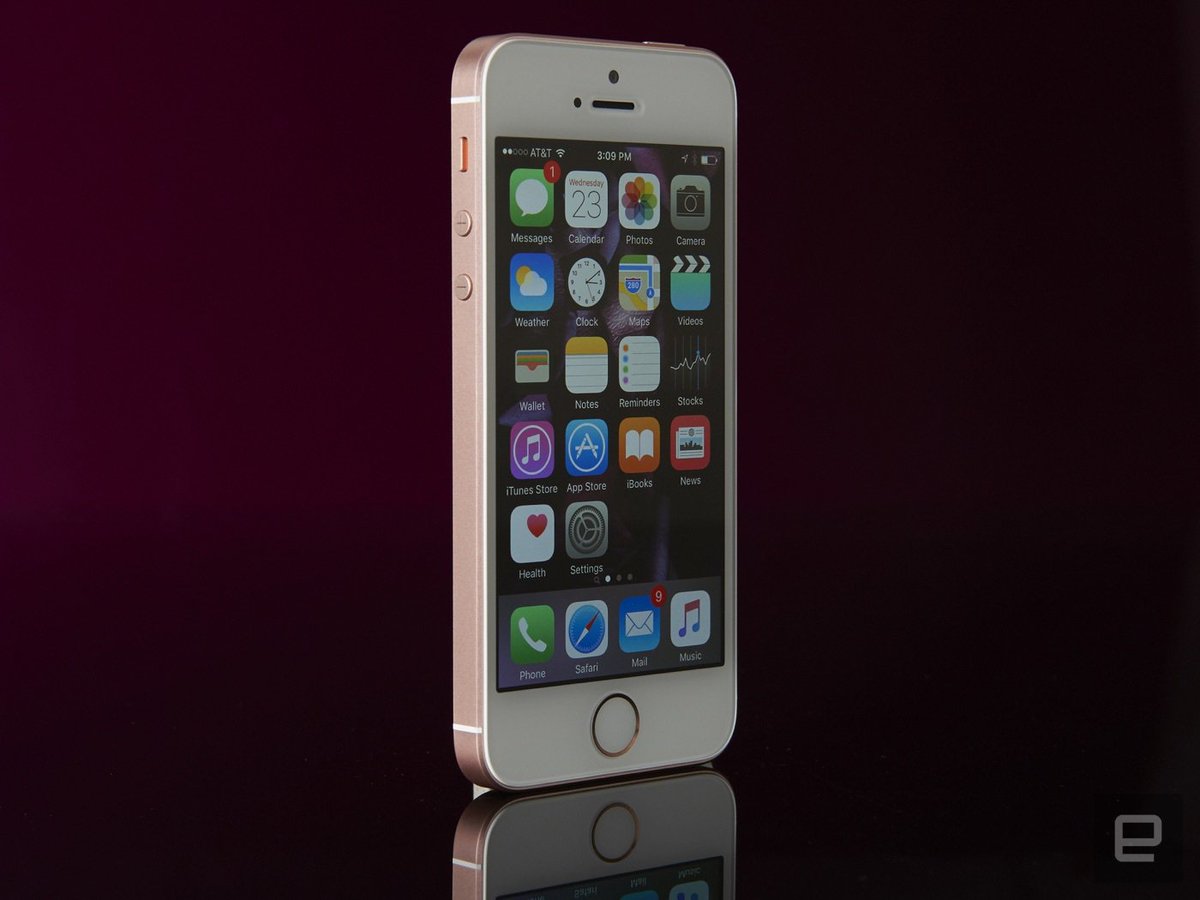 engadget's tweet photo. Our review of Apple's iPhone SE
https://t.co/5LTQdn0xhP by @chrisvelazco https://t.co/62VaO2WvPg