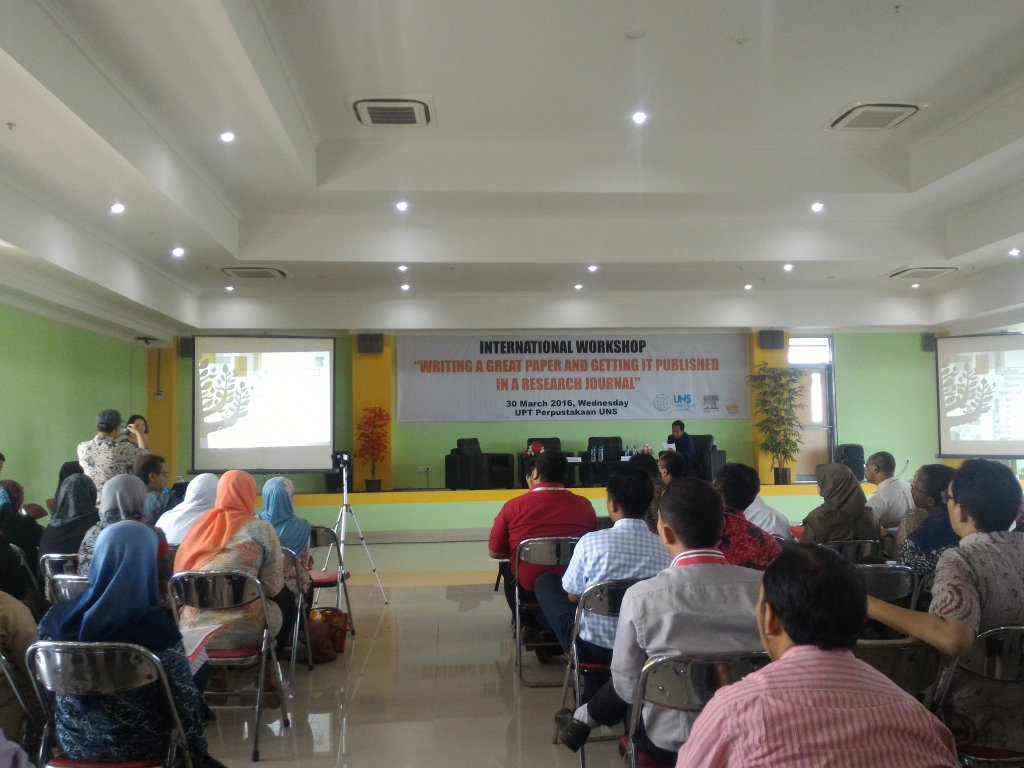 Sedang berlangsung International Workshop "Writing A Great Paper and Getting it Published in a Research Journal"