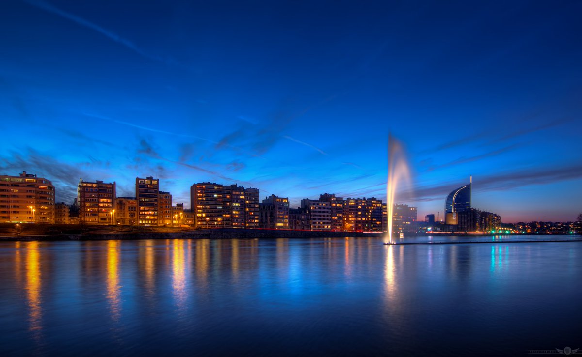 VincentFerooz's tweet photo. #Liege #pixelkomando, #bluehour, @Liege_City https://t.co/ZSvGKywZA8