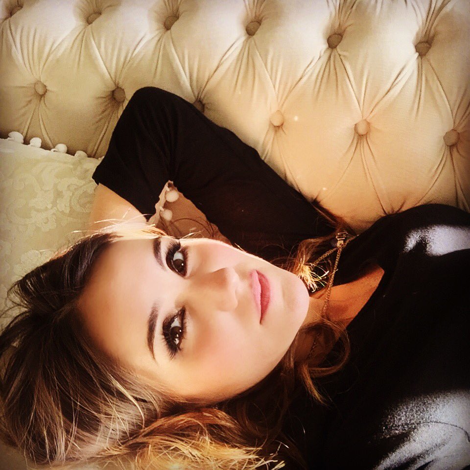 DulceMaria's tweet photo. Aqui entre escena y escena 😴😴😀😘 les mando besos!!!! 😘😘😘😘 https://t.co/eAeyjYKrL3