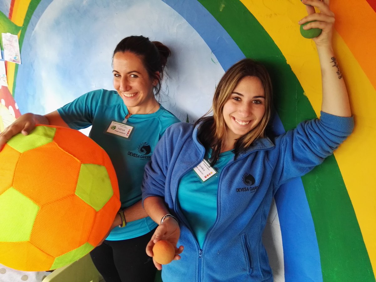 DevesaResort's tweet photo. Ellas son las responsables de que los niños se vayan megafelices de #devesagardens 
Gracias, Nina &amp; Sara!
#animacion https://t.co/jvAWQlsnxJ
