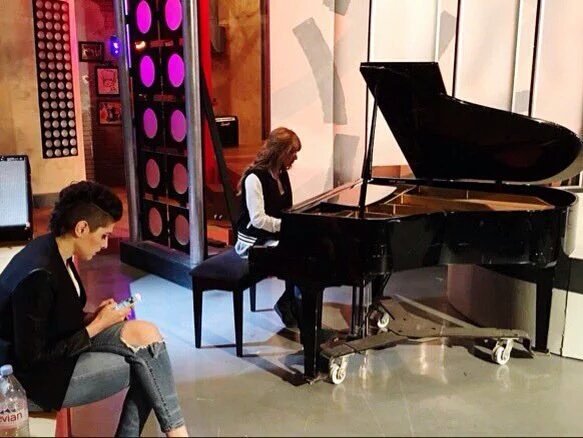 HaAshMyWorld_CF's tweet photo. @haashoficial ensayando para el programa @Raymondyamigos. Por "Telemundo Puerto Rico" a las 8pm #HaAshEnPR https://t.co/rbSpisqudT
