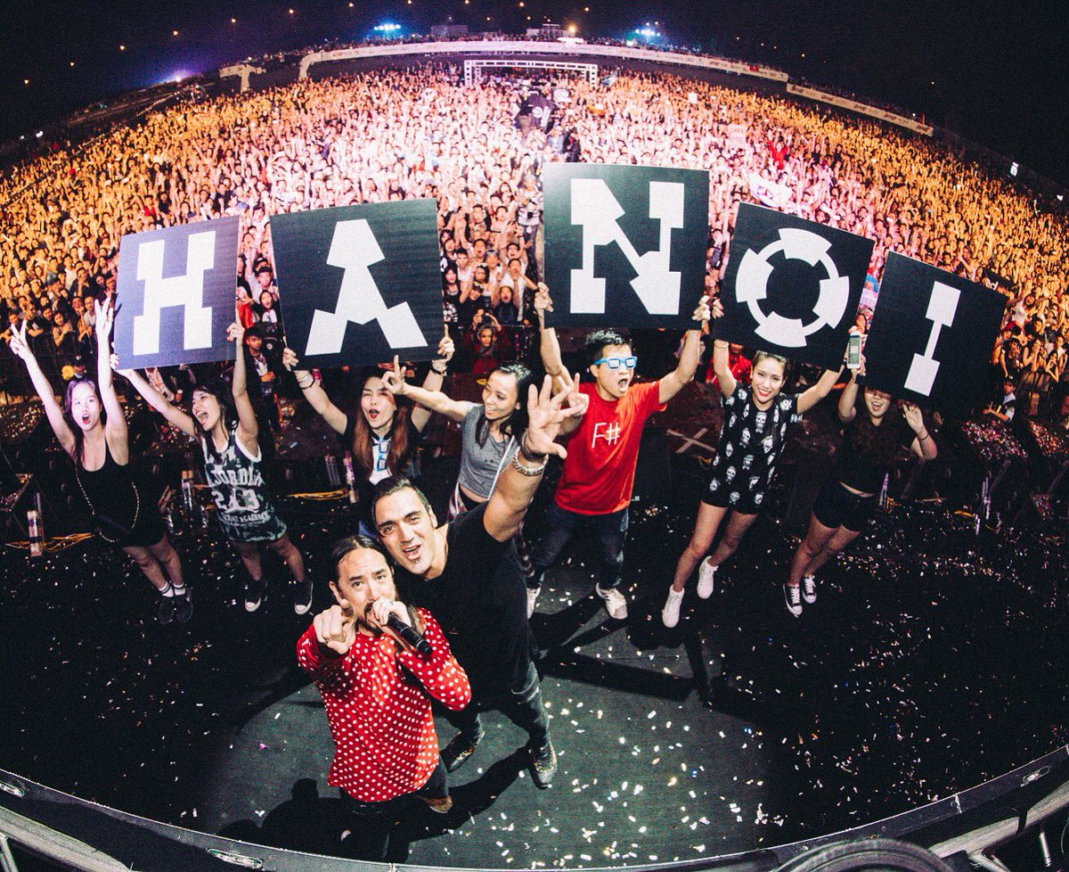 Hanoi Vietnam!! What an Epic epic show with u! 🤗🤗🤗🤗🤗🤗 https://t.co/wDKj7AlYiZ