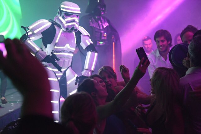 merylau01's tweet photo. #NochesMagicas #TROMBTROOPER VS #DARTHVADER #SHOWS #ROBOTS #Equipotromb https://t.co/Tm7RRU5iVW
