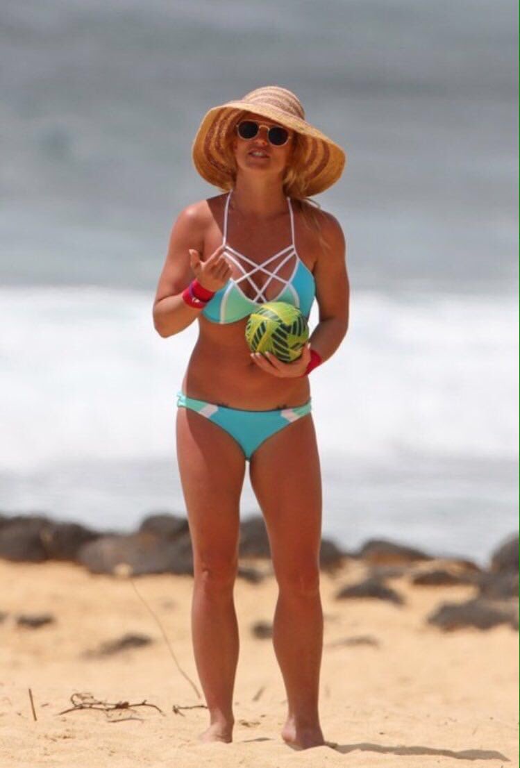 etnovv's tweet photo. OH MY GODNEY! Photoshop? PLS Baby
Hands in the air, Britney Spears looks AMAZING, haters gonna hate, hate, hate! https://t.co/zlVOEvcWL1