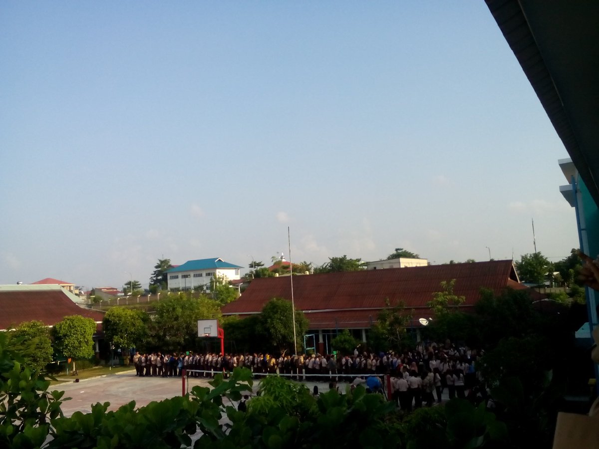 osissmk5btm's tweet photo. Salam salaman kelas 12 dengan guru guru smkn 5 batam,sebelum melaksanakan ujian nasional https://t.co/Kk8AgiON3a