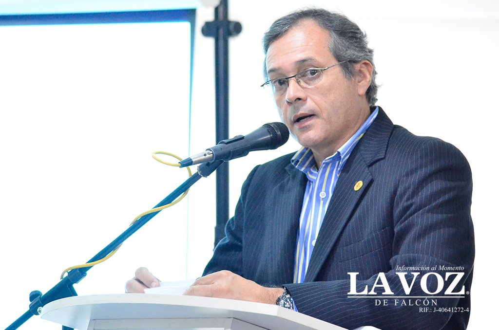 LaVozDeFalcon's tweet photo. Empresarios paraguaneros participaron en primer encuentro para reactivar la #ZonaLibre https://t.co/pkhoQDqXox https://t.co/nA3OQpobRh