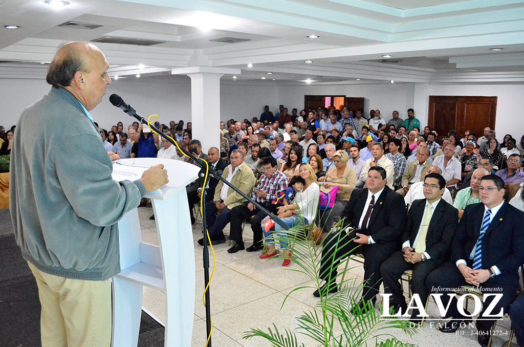 LaVozDeFalcon's tweet photo. Empresarios paraguaneros participaron en primer encuentro para reactivar la #ZonaLibre https://t.co/pkhoQDqXox https://t.co/nA3OQpobRh