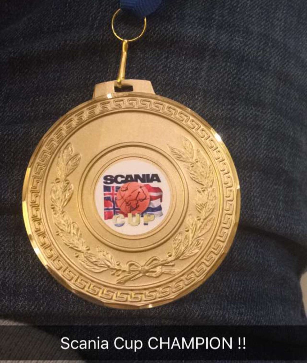 Proud of my brother <a href="/lassetp/">Lasse Tryggedsson</a> for getting the one medal me and <a href="/Idatp5/">Ida Tryggedsson</a> never got 💚🏆