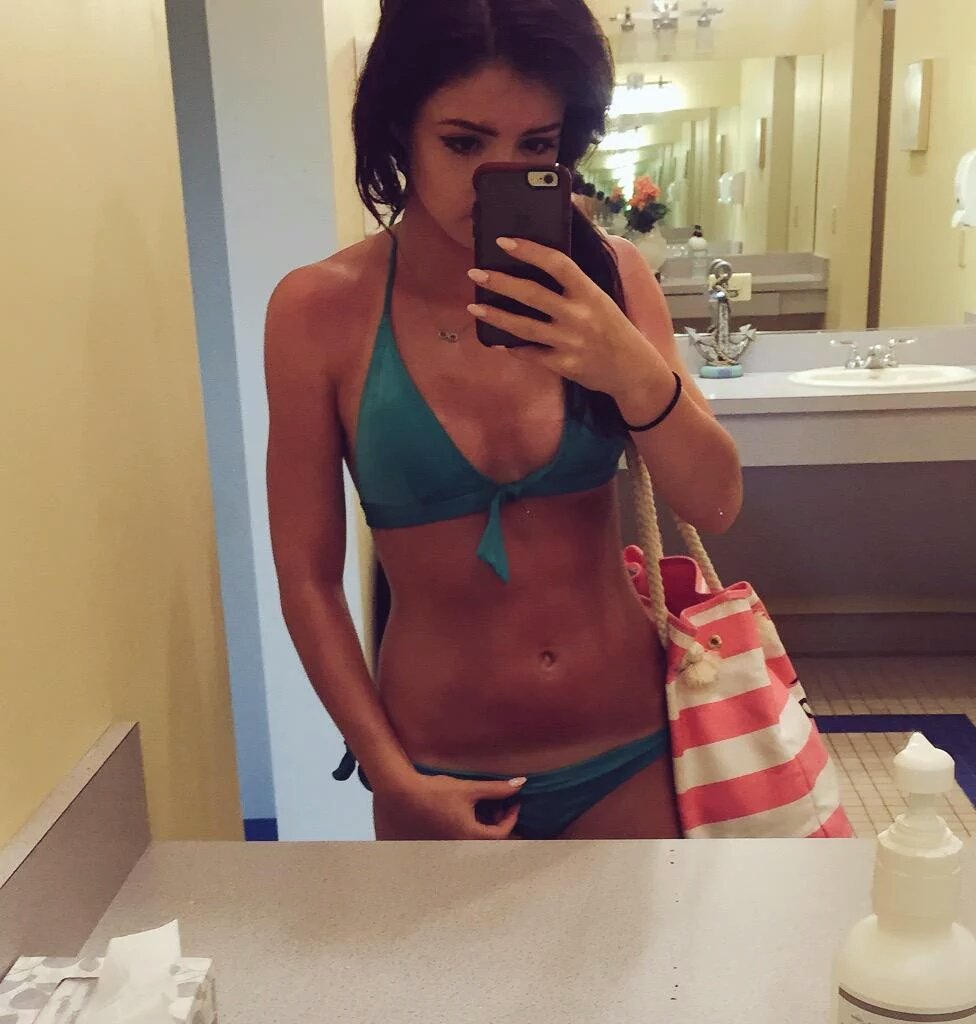bram_wonink's tweet photo. #Throwback to that time @ChrissyCostanza actually was tan https://t.co/MRIDa2kBuA