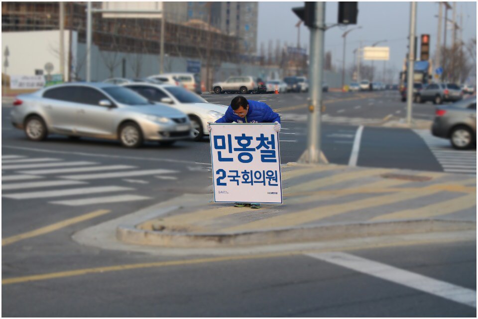 minstar21c's tweet photo. 가로수길에 활짝 핀 벚꽃과 개나리가 봄의 정취를 전하는 수요일 아침입니다. 진영 자이아파트 사거리에서 시민 여러분께 ��침인사 드립니다. 모두 힘내시고 봄꽃의 싱그러움 만큼이나 활기찬 하루 보내시기 바랍니다. https://t.co/6jxtIc7pqG