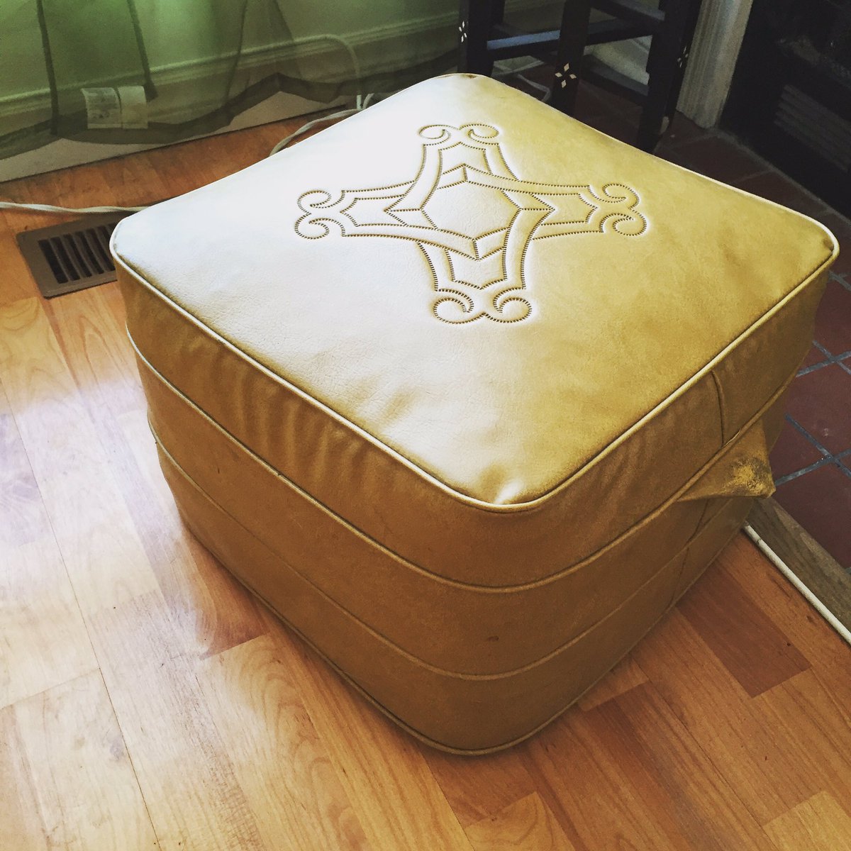 AngusByDesign's tweet photo. My latest find! #vintage #yellow #leather #footstool #thrift #Ottawa #angusbydesign #style #70s https://t.co/C7xzwmXCl6