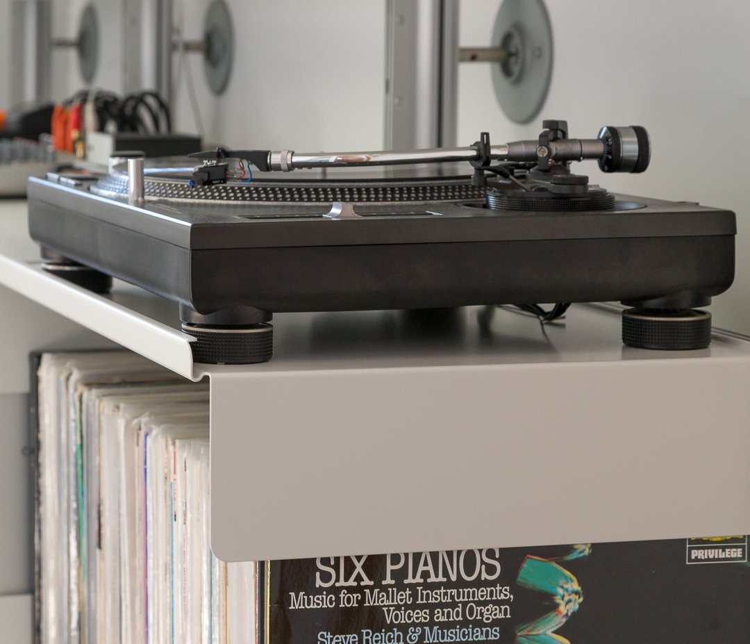 raeo's tweet photo. Monkeying around with vintage turntables makes me appreciate old faithful here #technics1210 #vitsoe #dieterrams https://t.co/DysElEBa6k