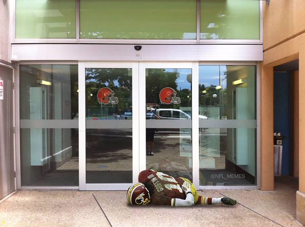 SCNotTopTen's tweet photo. BREAKING: Robert Griffin III tears ACL walking into Cleveland Browns facility per source. https://t.co/OIoAeMUXl5