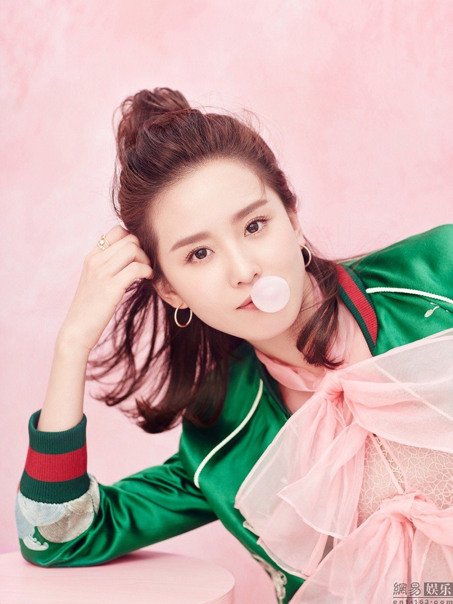 武侠天下 中華エンタメ情報 劉詩詩 リウ シーシー 呉奇隆 ニッキー ウー との挙式後に初めて雑誌のトップを飾る写真を撮影 T Co Mowsojeihy 劉詩詩 リウ シーシー T Co Imvsnfn7uw