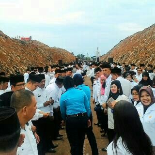 Adnan_HG's tweet photo. Selamat buat kepsek se-kota Makassar yg dilantik ini hari, smoga amanahh... awas tertimbun sampah 😂 https://t.co/JH6MRGrz7J