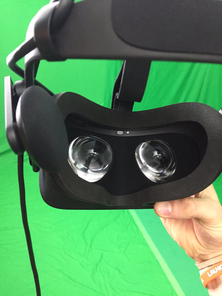 LaporteNoel's tweet photo. @sophiaedm awesome newsletter! We just got the rift in our office &amp; its been hours of fun. Compares well 2 the Vive! https://t.co/m6OicARyv7