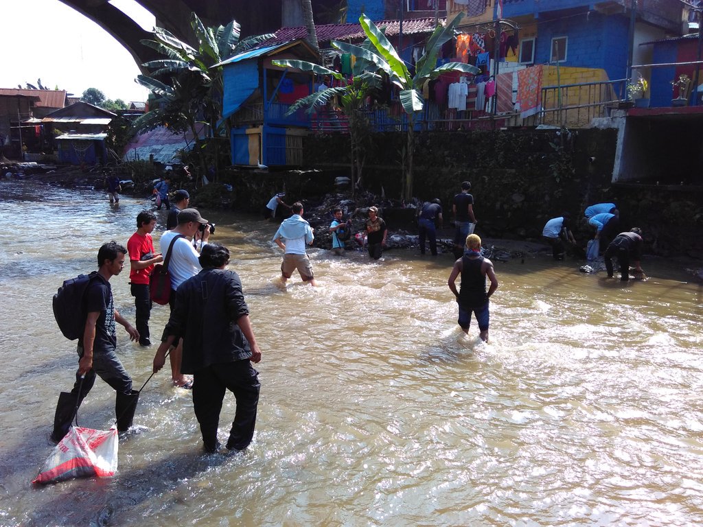 garuksampah's tweet image. RUWATAN CODE | Sudah mulai turung menggaruk beberapa sampah plastik dan kain #ruwatancode #reresikkali #kalicode