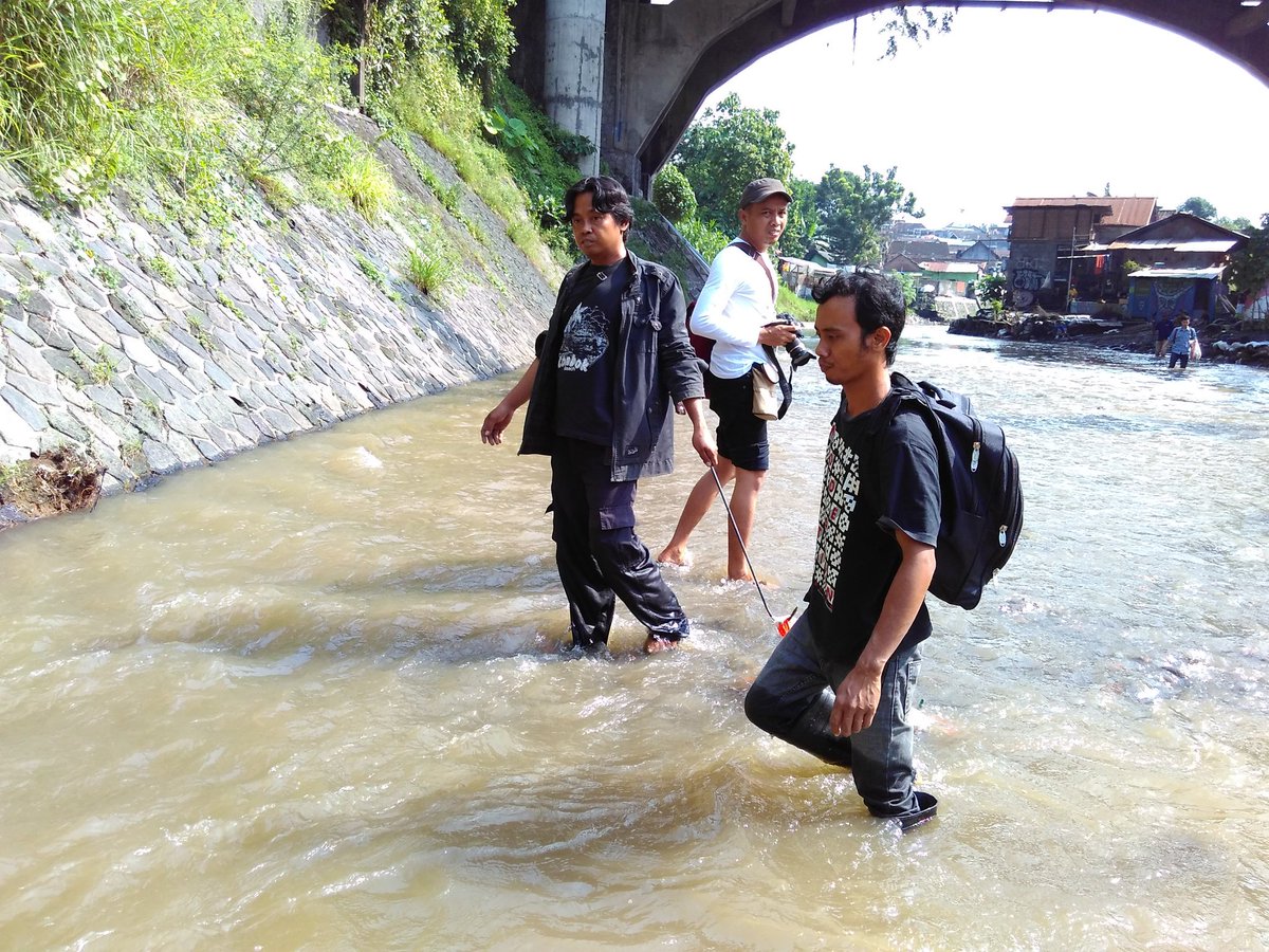 garuksampah's tweet image. RUWATAN CODE | Sudah mulai turung menggaruk beberapa sampah plastik dan kain #ruwatancode #reresikkali #kalicode
