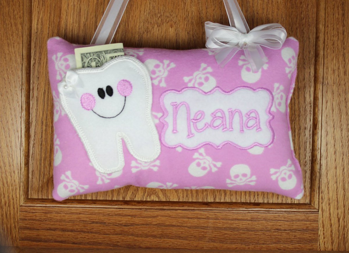 _FabuMimi's tweet photo. Personalized girls tooth fairy pillow purple with white skulls https://t.co/LASXMyHTcK #Etsy #ToothPillow https://t.co/SLkTXvxSEi