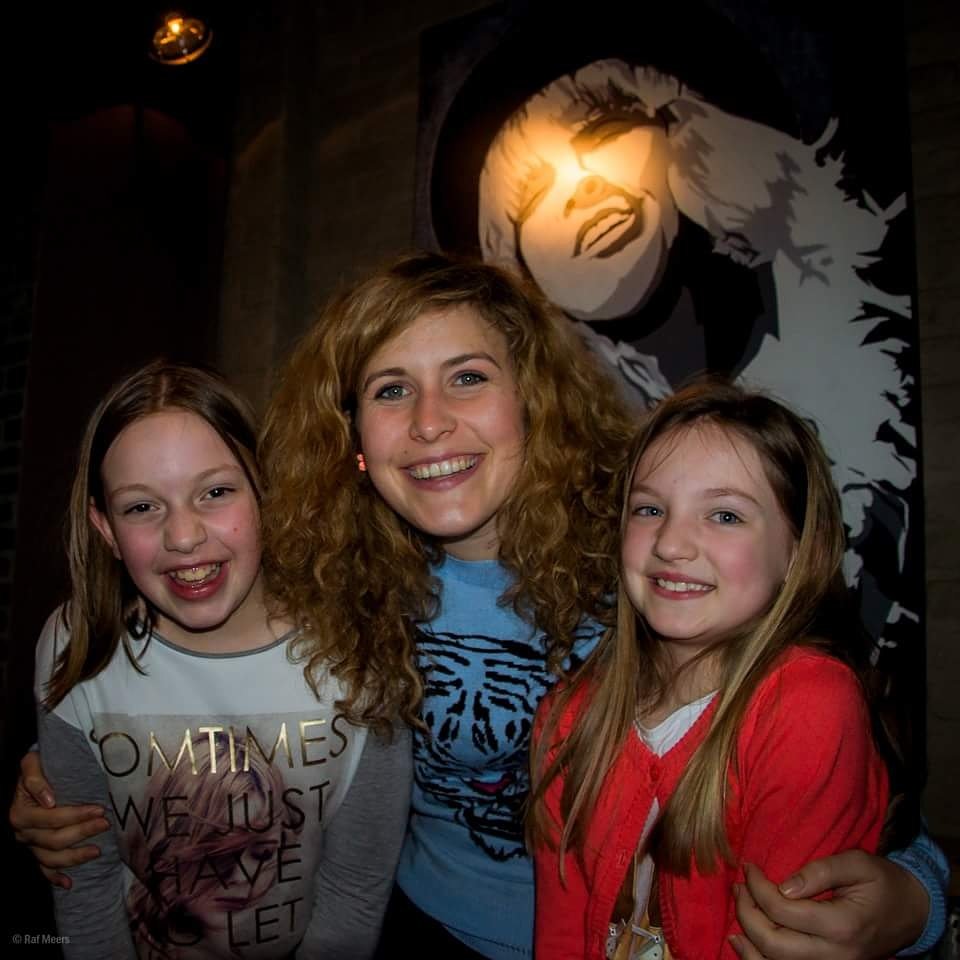 HeidiHellofs's tweet photo. Ann-Sophie &amp; Hannelore @MaureenMusic thx voor de foto!! #happygirls #Hoegaarden #kermis https://t.co/q1oa88jYqh