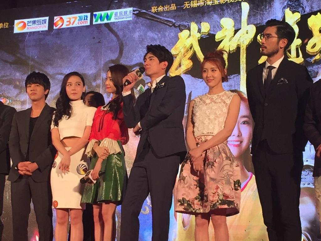 [PIC][29-03-2016]YoonA khởi hành đi Bắc Kinh - Trung Quốc để tham gia buổi họp báo cho bộ phim "God of War Zhao Yun" vào sáng nay Cex7e3eWEAAh2ot