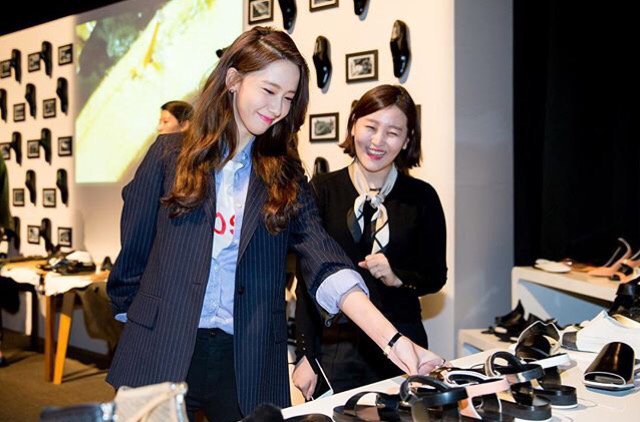 [PIC][28-03-2016]YoonA tham dự sự kiện khai trương chi nhánh mới của thương hiệu "PREMIATA" vào tối nay Cex97WnW4AAaYxg