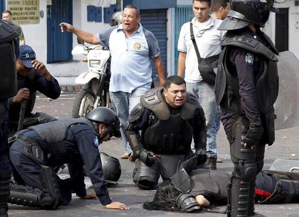 Mari_Skinny's tweet photo. #DecimosNoALaAmnistia  para los asesinos que se esconden detrás de una protestas "Pacificas" para seguir jodiendo . https://t.co/0UlF29Qtq3