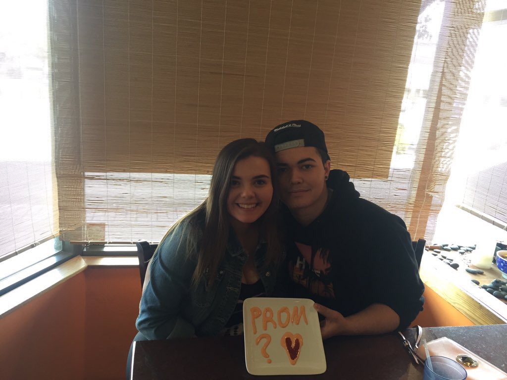 gonefortheweek's tweet photo. Catch these two ROLLin up to PROM @Stefanmedina98 @bigbootybrat 🍤🍜🍙🍱🍣 https://t.co/FbllTLyTDa