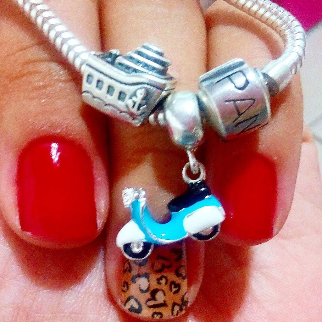 sashaVAZ_Q's tweet image. Começamos a brincadeira *..* #pandoramania #pulseirapandora #pandora #Cruzeiro #motinha #scuter #love
