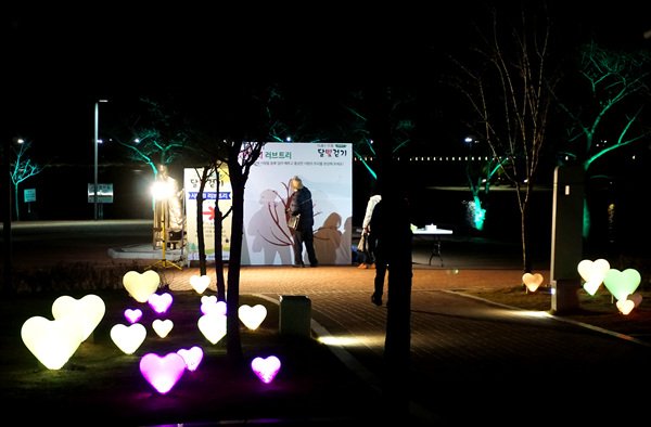 보문호를 따라 이어지는 보문호반길은 2015년 한국관광의 별에도 선정된 곳인 만큼 걷기 좋은 곳으로 소문난 명소에요~ 매달 음력 보름 해질녘 경주의 야경을 감상하며 걸어봐요~! #보문호반달빛걷기