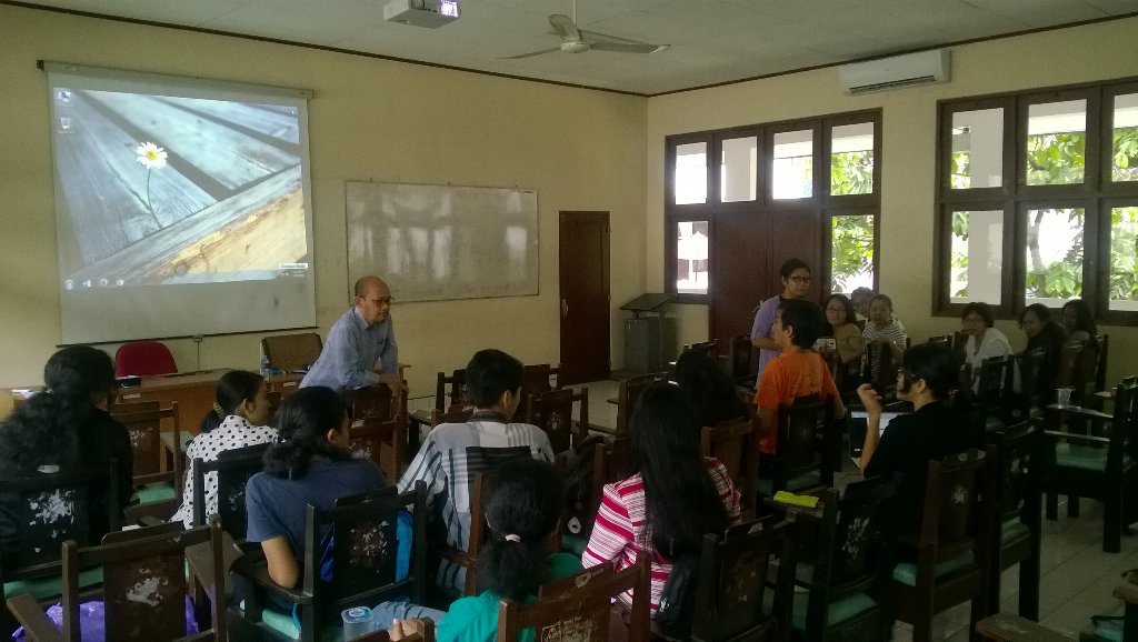 Hari ini, teman-teman PMK Fisipol UGM menerima Mentoring Beasiswa Studi Luar Negeri dari Alumni PMK Fisipol.