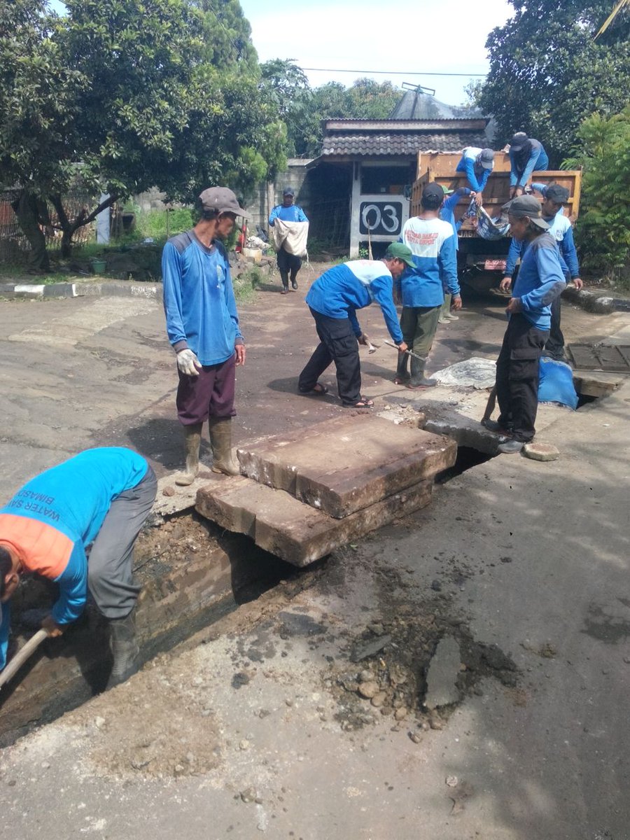 yzeoga's tweet photo. @IdrisAShomad tenaga SDA sedang membersihkan got di sekitar lokasi banjir https://t.co/Tp2eAcnpHn