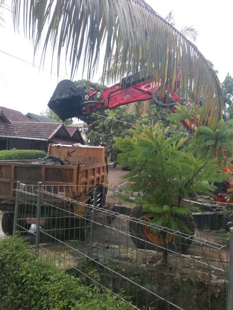 yzeoga's tweet photo. @IdrisAShomad tenaga SDA sedang membersihkan got di sekitar lokasi banjir https://t.co/Tp2eAcnpHn